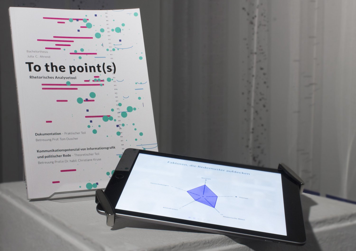 Tablet und Bachelorthesis vor Exponat